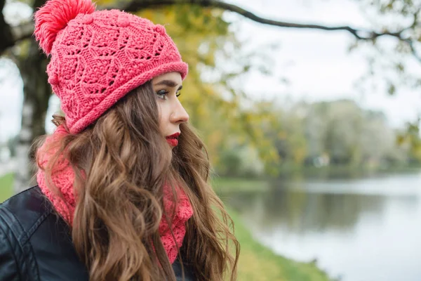 Mulher Outono Chapéu Vermelho Livre — Fotografia de Stock