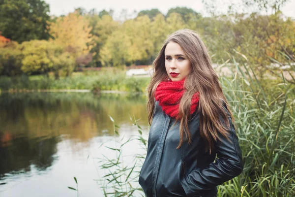 Молодая Женщина Открытом Воздухе Осеннем Портрете Девушка Черной Куртке Красном — стоковое фото