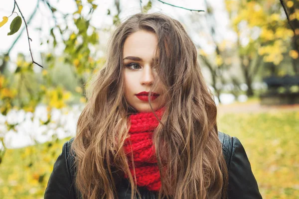 Junge Frau Freien Herbstpark Perfektes Weibliches Modell Rotem Strickschal — Stockfoto