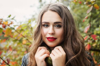 Genç ve güzel kadın açık, sonbahar portre. Mükemmel kadın yüzü