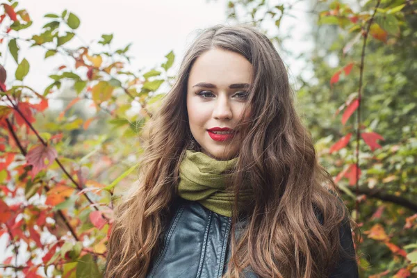 Fröhliche Frau Freien Herbst Porträt Auf Herbst Blätter Hintergrund — Stockfoto