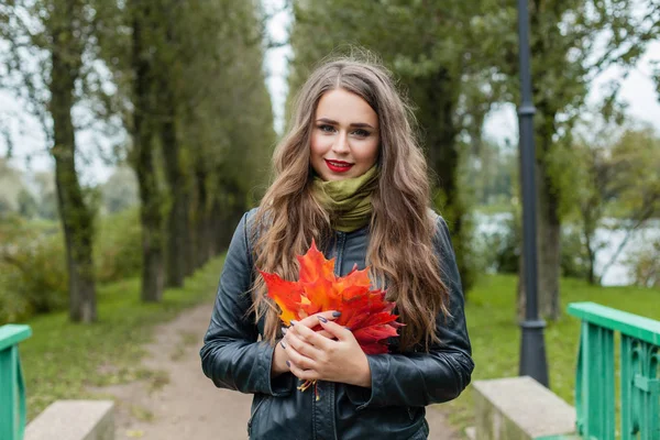 Счастливая Молодая Женщина Длинными Здоровыми Волосами Макияж Осенние Листья Руке — стоковое фото