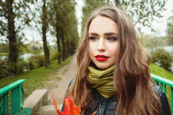 Niedliche Junge Frau Freien Nahaufnahme Porträt — Stockfoto