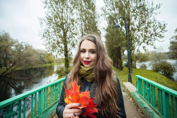 Красивая Женщина Улыбается Держа Осенние Листья Прогулки Открытом Воздухе — стоковое фото