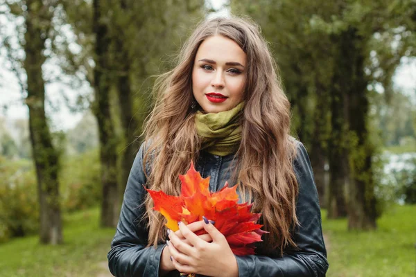 Осенняя Женщина Улице Молодая Модель Длинными Здоровыми Волосами Опадающими Листьями — стоковое фото