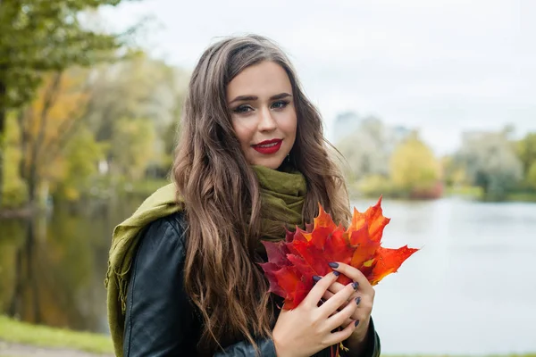 Mulher Alegre Segurando Folhas Outono Conceito Outono — Fotografia de Stock