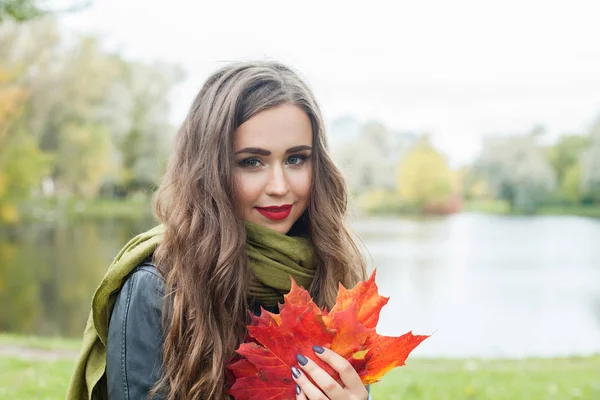 Fall Ile Gülümseyen Kadın Açık Havada Sonbahar Portre Bırakır — Stok fotoğraf