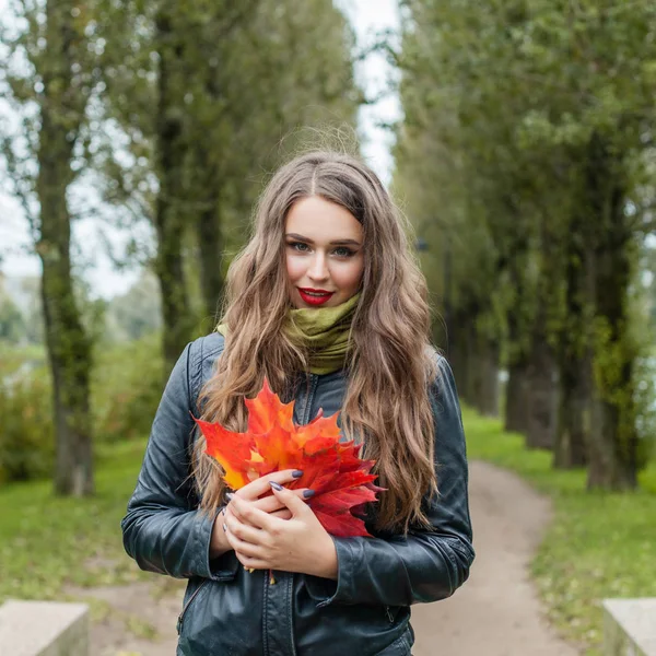 Mulher Outono Livre Jovem Modelo Feminino Parque Outono — Fotografia de Stock