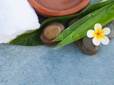 Üstten görünüm. Spa nesneleri ve taşlar mavi Masaj tedavi için