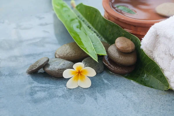 Spa Objekt Med Tropiska Blad Och Blomma — Stockfoto