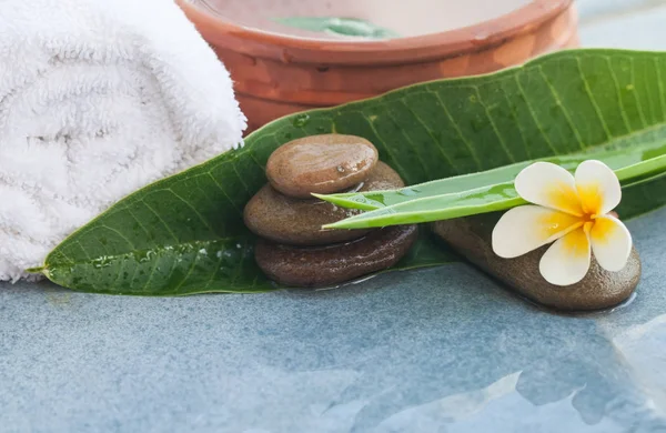 Spa nesneleri için güneş ışığı ile mavi masa arka plan üzerinde Masaj.