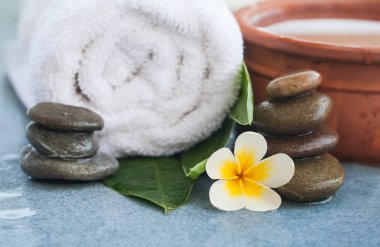 Mavi Masa arka plan üzerinde relax masaj için kase ile Spa nesneleri