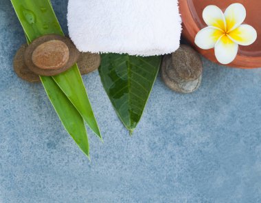 Spa nesneleri ve taşlar vücut masaj tedavisi için en iyi görünümü