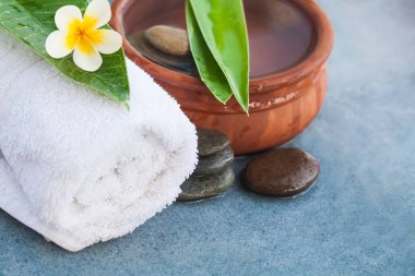 Relax Masaj tedavisi için spa nesneleriyle çiçek