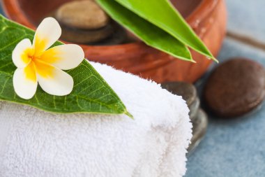 Beyaz havlu spa nesnelerle tropikal güzel doğal çiçek