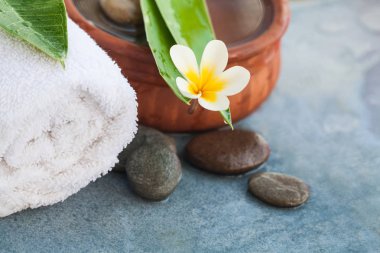 Spa nesneleri ve taşlar için salon mavi masa arka plan üzerinde dinlenmek.