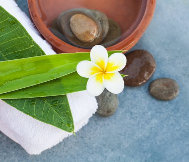 Mavi marbler zemin üzerine koyu taşlar ile spa nesnelerin üstten görünüm.