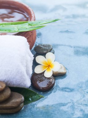 Mavi Masa artalanını tedavi Spa nesneleri için güneş ışığı ile masaj.