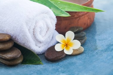 Spa nesneleri ve healhy masaj için masada tropikal çiçek