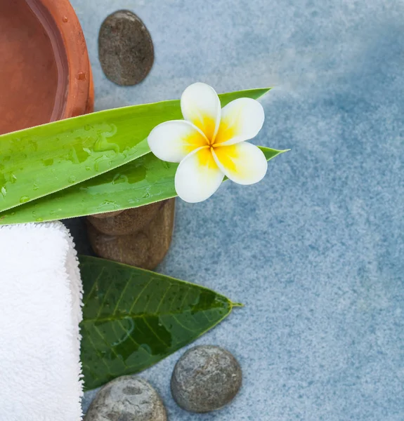 Bovenaanzicht Van Biologische Samenstelling Met Handdoek Stenen Voor Massage — Stockfoto