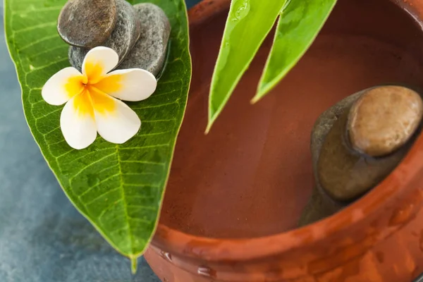 Spa Objecten Met Kom Voor Massage Blauwe Tabelachtergrond — Stockfoto