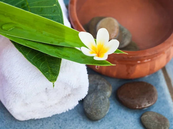 Spa Nesneleriyle Vücut Masajı Için Taş Tropikal Çiçek Üstten Görünüm — Stok fotoğraf