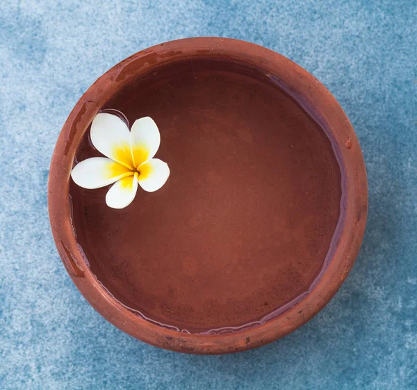 Tropische Blume Wasser Für Wellness Massage Behandlung Auf Blauem Hintergrund — Stockfoto