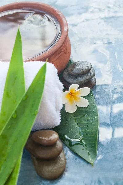 Spa Objecten Witte Handdoek Tropische Bloem Stenen Voor Healhy Massage — Stockfoto