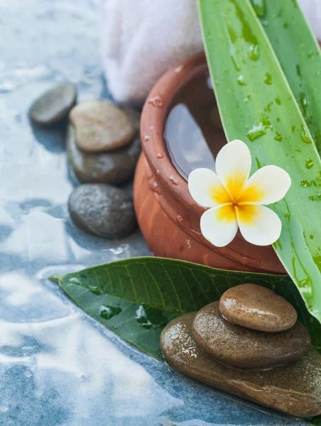 Spa Föremål Och Stenar För Terapi Behandling Blå Bakgrund — Stockfoto