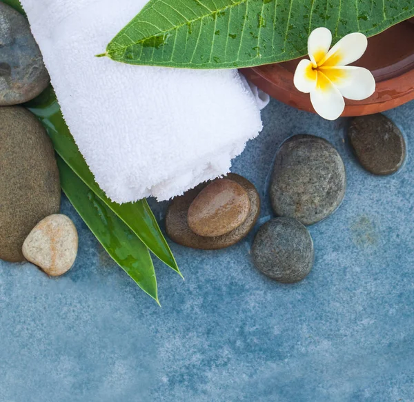 Bovenaanzicht Van Tropische Witte Bloem Met Stenen Voor Massagebehandeling Blauwe — Stockfoto