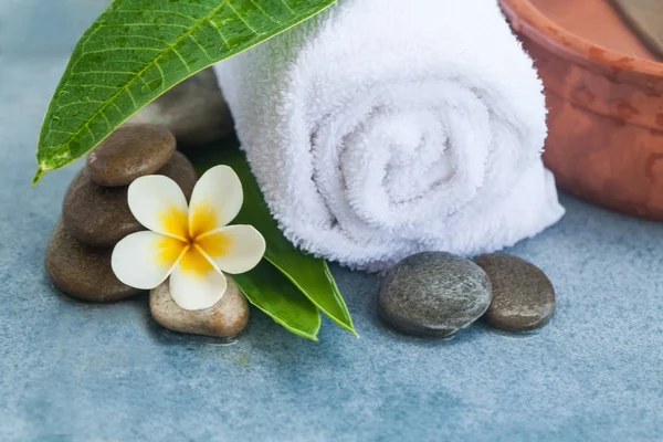 Flor Tropical Toalla Blanca Piedras Para Masaje Spa Azul —  Fotos de Stock