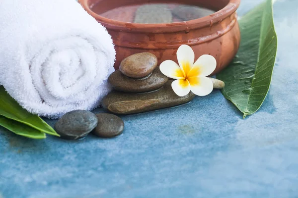 Blume Handtuch Und Steine Für Massagesalon Auf Blauem Marmorhintergrund — Stockfoto