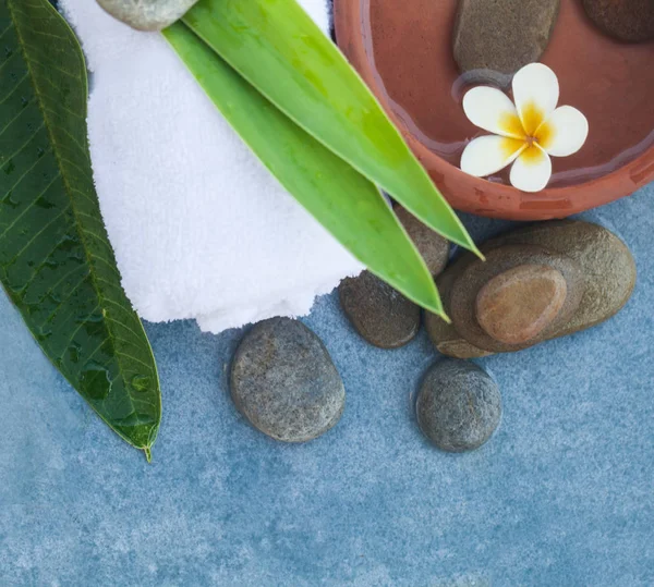 Ovanifrån Spa Blomma Och Stenar Handduk Lämnar För Relax Massagebehandling — Stockfoto