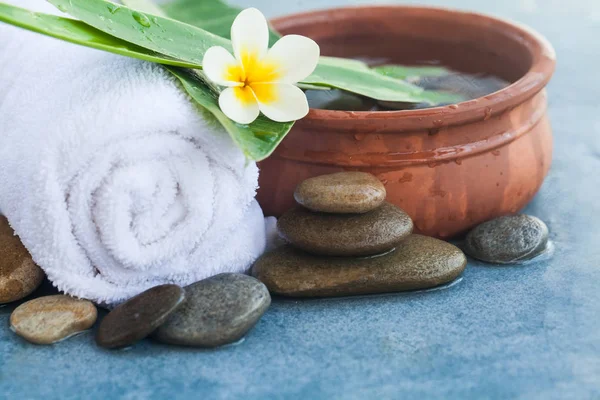 Tropiska Blommor Och Stenar För Relax Massage Behandling Blå Marmor — Stockfoto