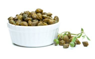 Beyaz arka plan üzerinde beyaz kase Kapari