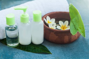Çiçekler, havlu ve relax odası için krem tüpleri. Vücut bakımı ve spa konsept