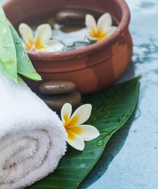 Beyaz çiçekler ve taş spa gevşemek için