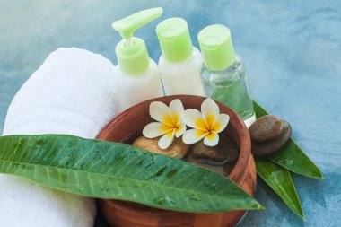 Spa sağlık ayarları ve vücut bakım kavramı mavi zemin üzerine