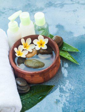 Spa nesneleri, çiçek, taşlar kozmetik mermer zemin üzerine masaj tedavisi için