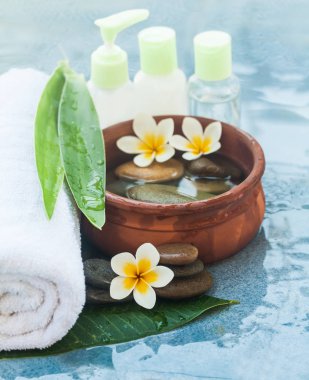 mavi arka plan üzerinde tedavi Masaj Spa nesneleri ve cpsmetics için.