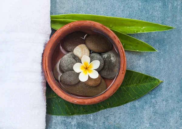 Bovenaanzicht Van Plaat Met Spa Objecten Stenen Marmeren Achtergrond — Stockfoto