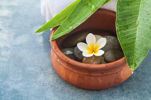 Handtuch Blumen Grüne Blätter Für Ruheraum Und Kosmetik Auf Marmorhintergrund — Stockfoto