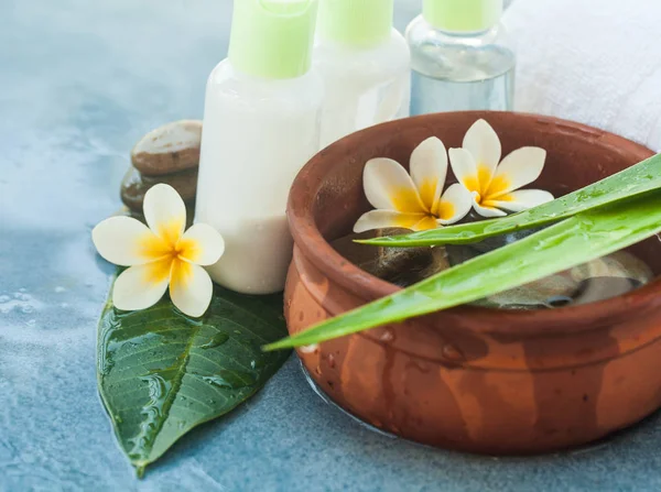 Objetos Spa Verdes Brancos Pedras Para Tratamento Massagem Fundo Azul — Fotografia de Stock