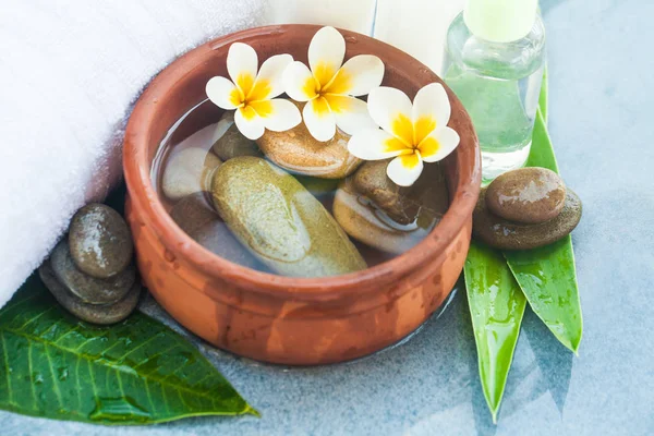 Spa Tropiska Blommor Och Stenar Och Vit Handduk För Massagebehandling — Stockfoto
