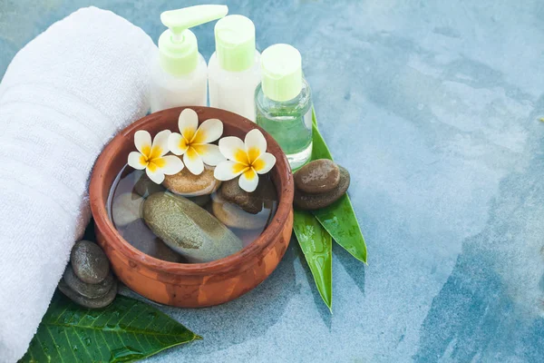 Tropische Blumen Schale Mit Wasser Handtuch Und Cremetuben Körperpflege Und — Stockfoto