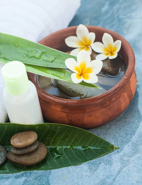 Spa Bloemen Stenen Bladeren Olie Fles Voor Massagebehandeling Blauwe Achtergrond — Stockfoto