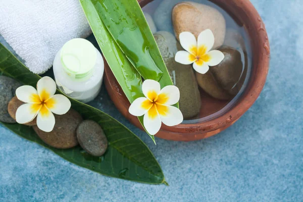 Bovenaanzicht Van Spa Witte Bloemen Stenen Groene Bladeren Voor Massagebehandeling — Stockfoto