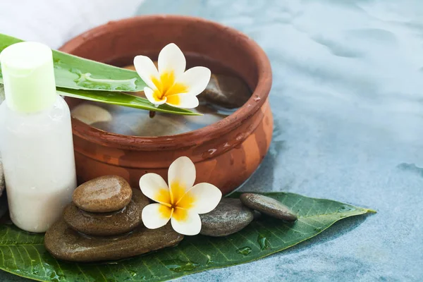 Spa Flores Bienestar Con Hojas Tropicales Piedras Cuidado Corporal Concepto —  Fotos de Stock