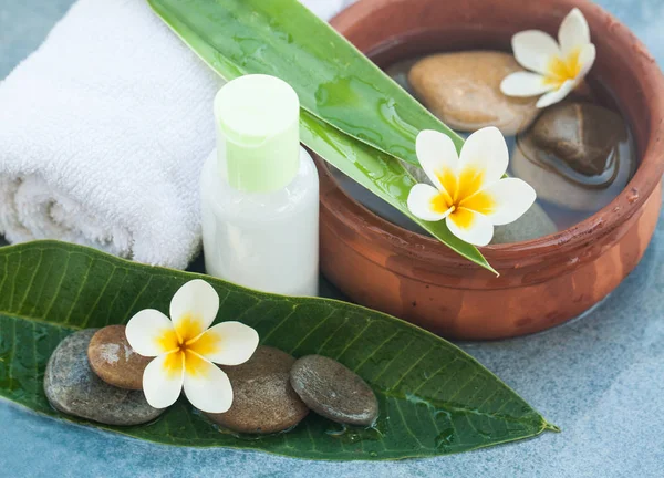 水疗或健康成分与热带花卉 毛巾和奶油管在蓝色 — 图库照片