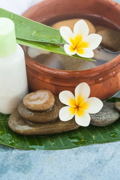 Bovenaanzicht Van Spa Bloemen Bladeren Stenen Voor Massagebehandeling Blauwe Achtergrond — Stockfoto